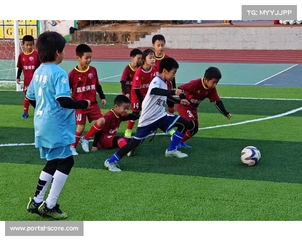 足球训练营举办，贫困地区青少年免费参与